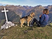 52 Alla croce di vetta del Pizzo Badile (2044 m) vista verso la valle da Carona al Pizzo del Diavolo
